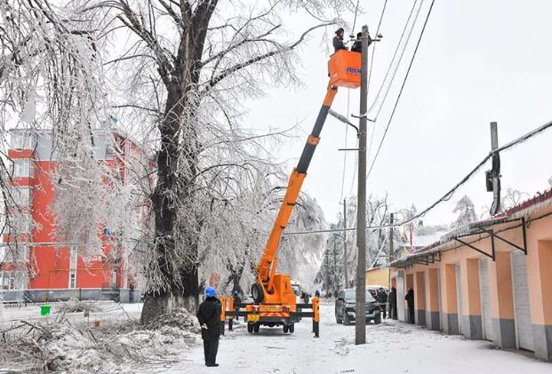 受強(qiáng)雨雪大風(fēng)冰凍天氣影響，吉林延邊全力搶修供電線路