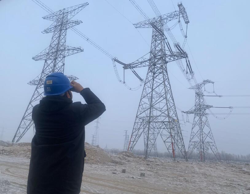 內蒙古烏海超高壓供電公司防污除閃，寒冬堅守一線
