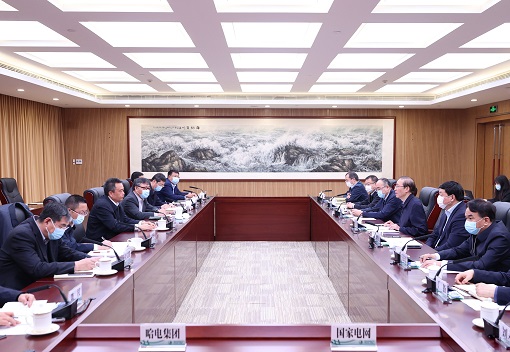 辛保安、張智剛與哈電集團(tuán)董事長(zhǎng)曹志安、總經(jīng)理吳偉章會(huì)談