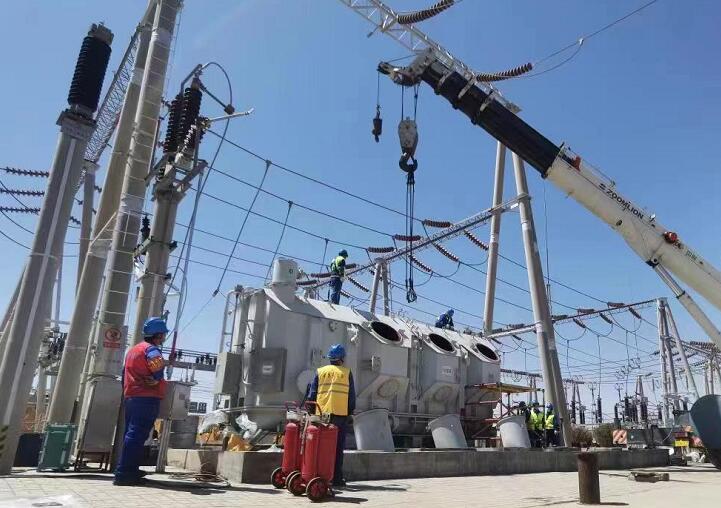 吊罩成功！主變大修工程為“綠色電”保駕護(hù)航