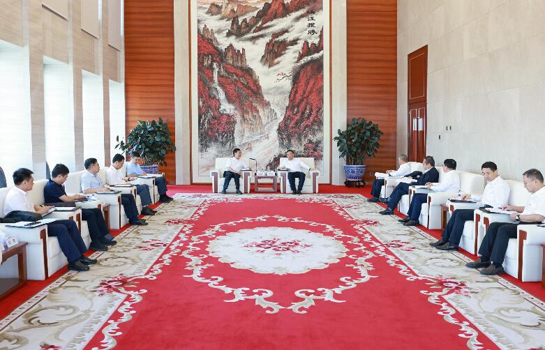 宋海良與武漢理工大學(xué)黨委書(shū)記信思金、校長(zhǎng)楊宗凱座談