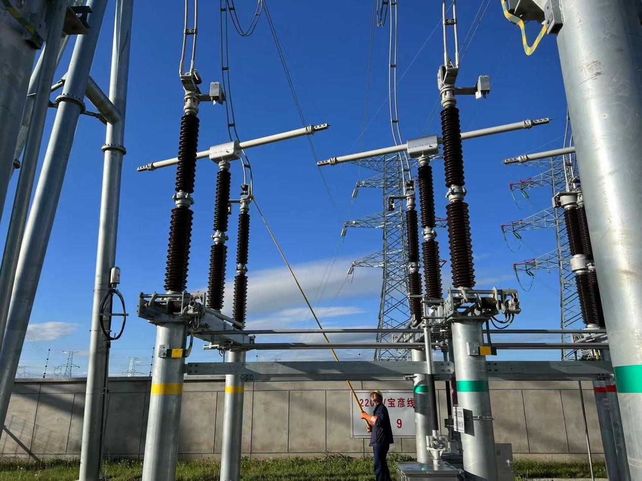 錫林郭勒超高壓供電公司圓滿完成塔寶I、II線間隔啟動(dòng)工作