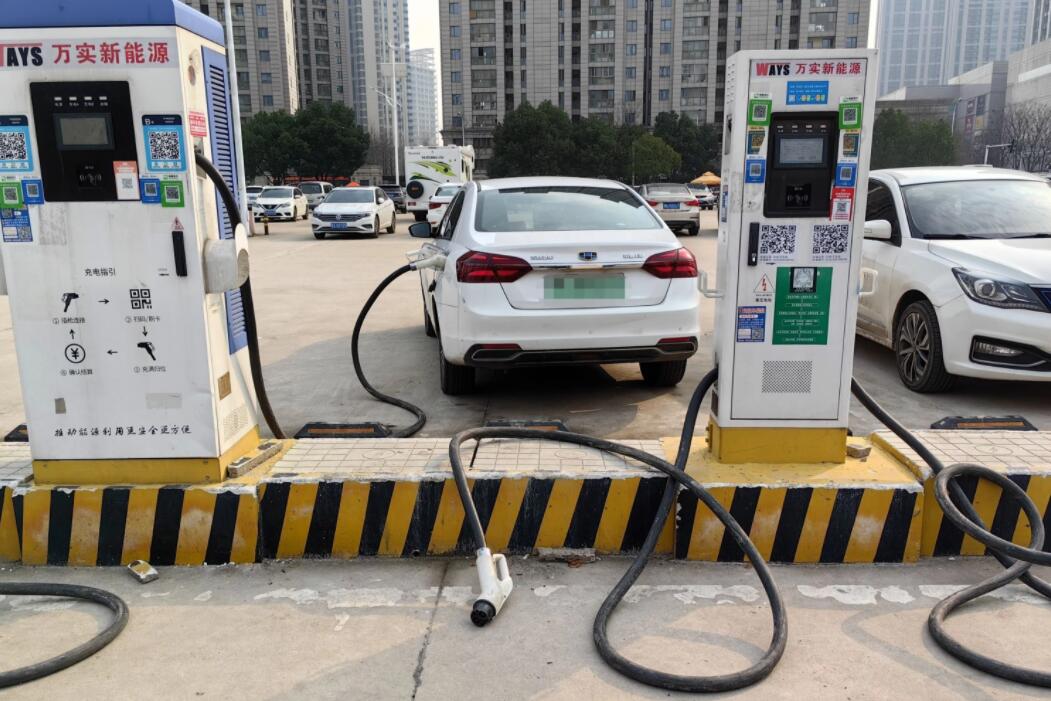 新能源車充電槍被扔積水中，對“城市家電”需多加愛護