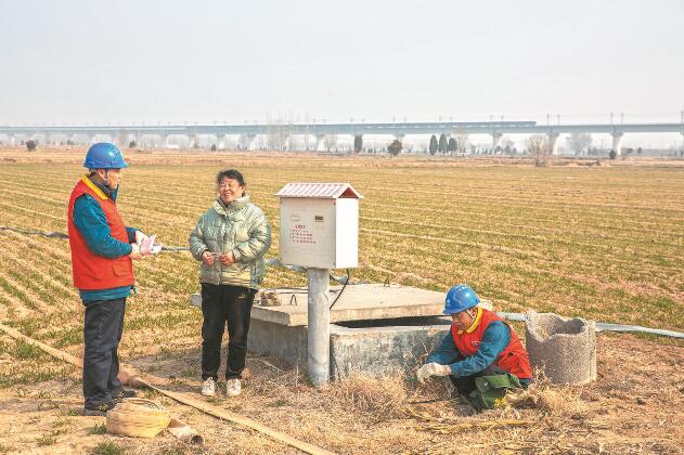 山東省梁山縣：黃河灘區(qū)上，井在地頭，電到井口