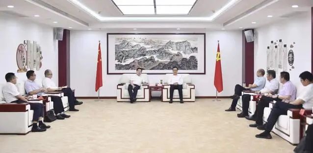 漯河市委書記秦保強(qiáng)、市長(zhǎng)黃鈁會(huì)見(jiàn)中國(guó)電建華中區(qū)總部黨委書記、總經(jīng)理蹇尚友一行
