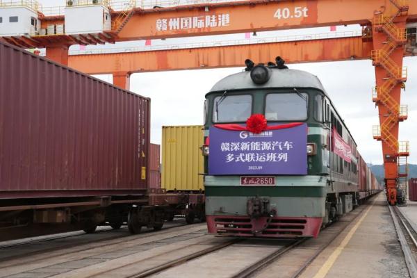 國產(chǎn)新能源汽車，坐火車“出?！?