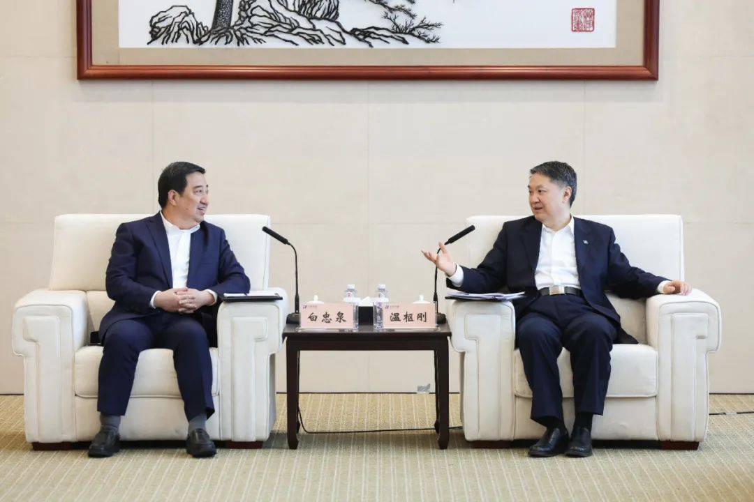 中國電氣裝備董事長白忠泉、總經(jīng)理周群拜訪中國華能董事長溫樞剛