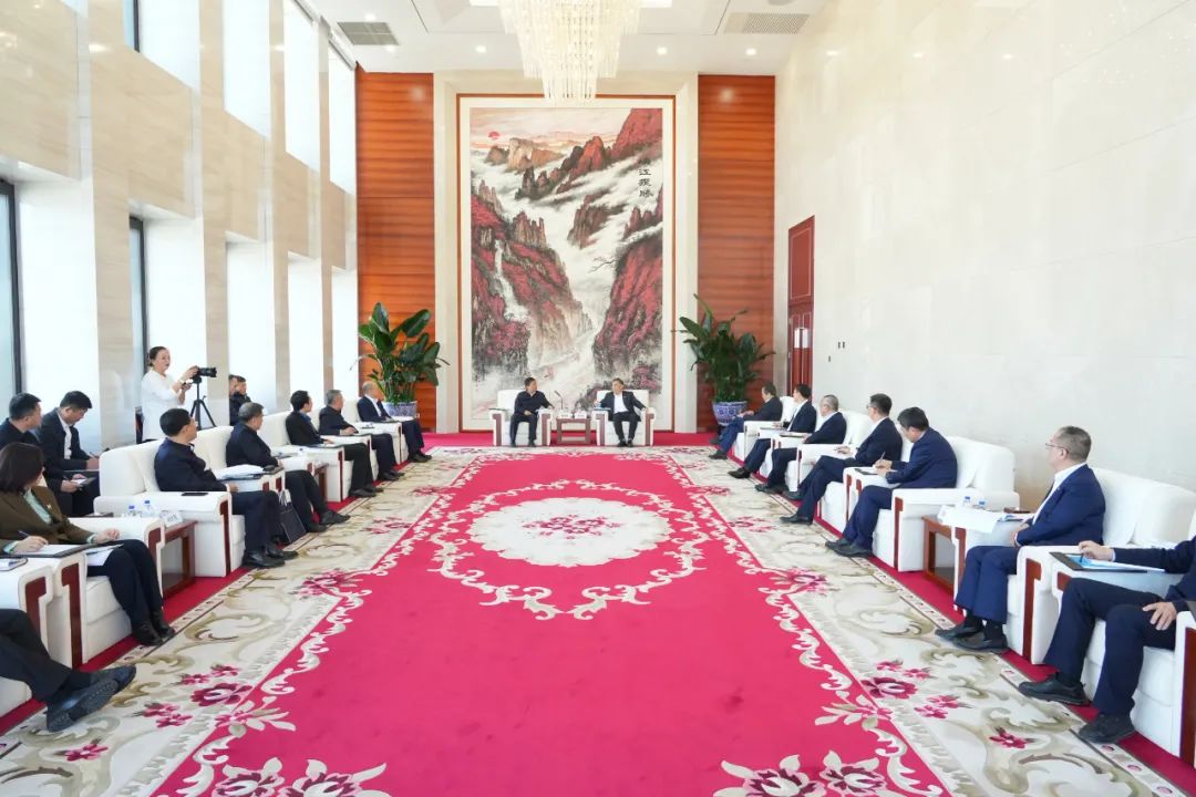 中國(guó)能建黨委書記、董事長(zhǎng)宋海良與吉林省副省長(zhǎng)李國(guó)強(qiáng)會(huì)談
