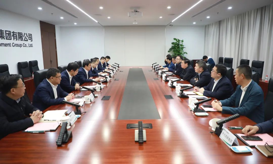 中國電氣裝備黨委書記、董事長白忠泉會見上海市靜安區(qū)委書記于勇