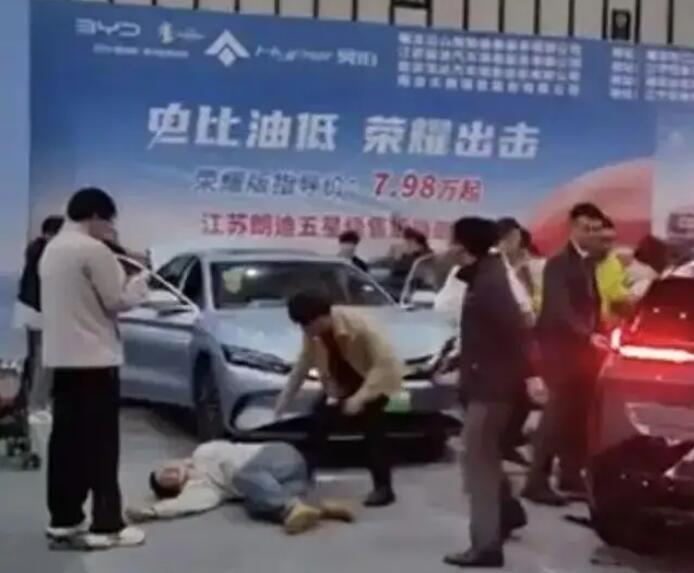 突然啟動(dòng)!參展車撞傷5人，車企最新回應(yīng)