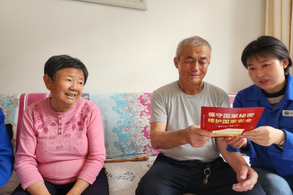 內(nèi)蒙古電力公司烏海千里山供電公司黨支部、工會(huì)、團(tuán)支部（青工委）開展“蒙電愛(ài)心光明行”保密宣傳活動(dòng)
