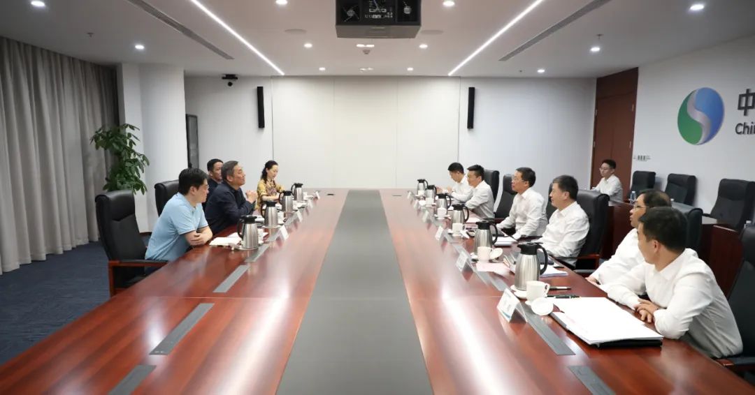 中國電氣裝備李洪鳳董事長、周群總經(jīng)理會(huì)見上海市經(jīng)信委副主任戎之勤