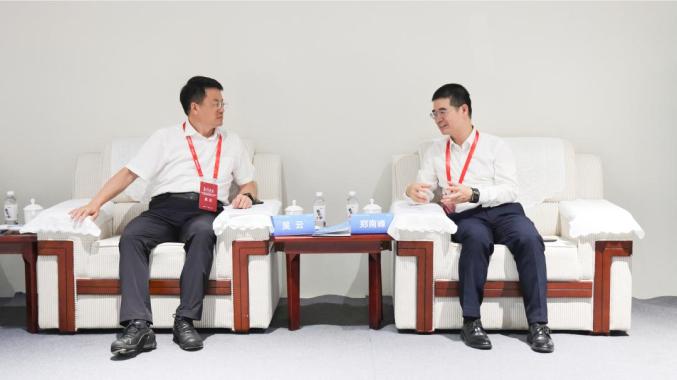 吳云與中國科學院院士、中國氫能聯(lián)盟戰(zhàn)略指導委員會委員、廈門大學教授鄭南峰座談
